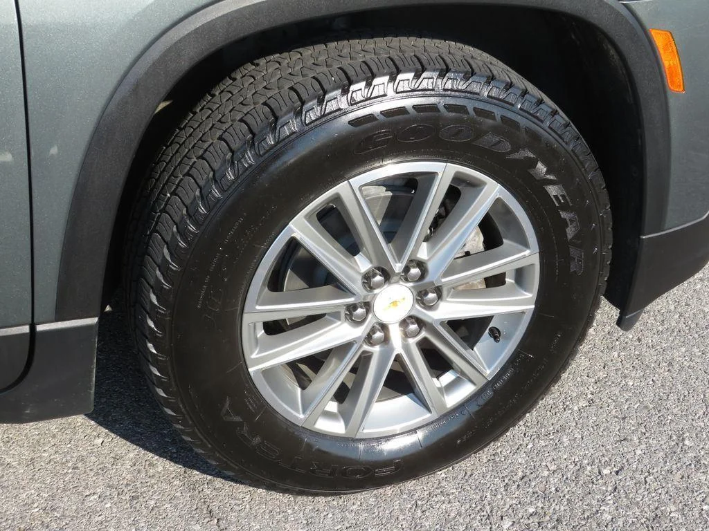 Used 2023 Silver Sage Metallic Chevrolet LT Cloth image 10