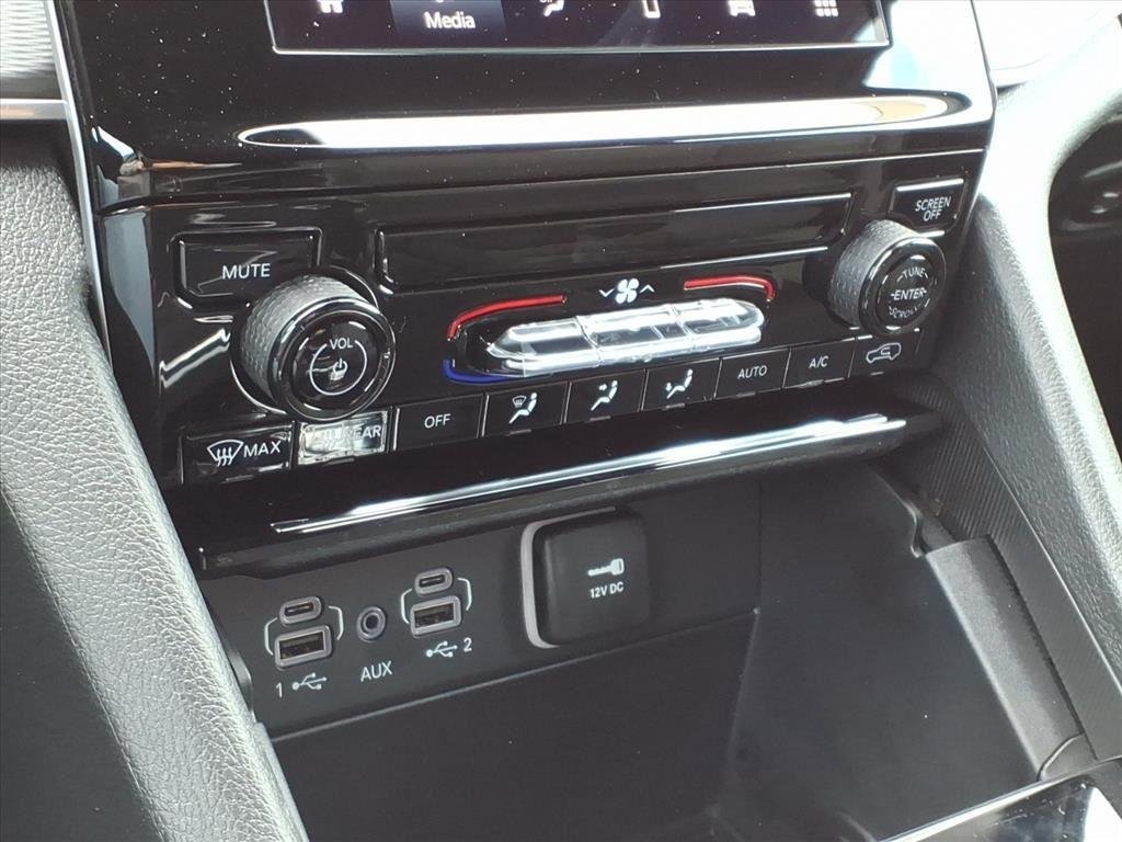 Used 2025 Diamond Black Crystal Pearlcoat Jeep Laredo image 10