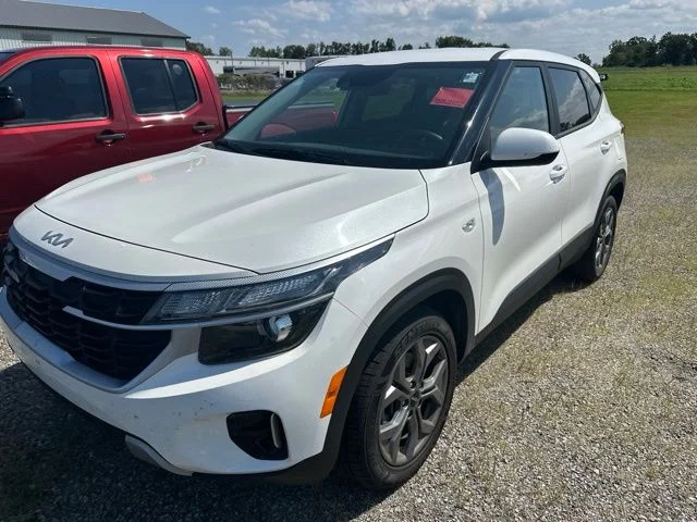Certified Used 2024 White Kia LX image 3