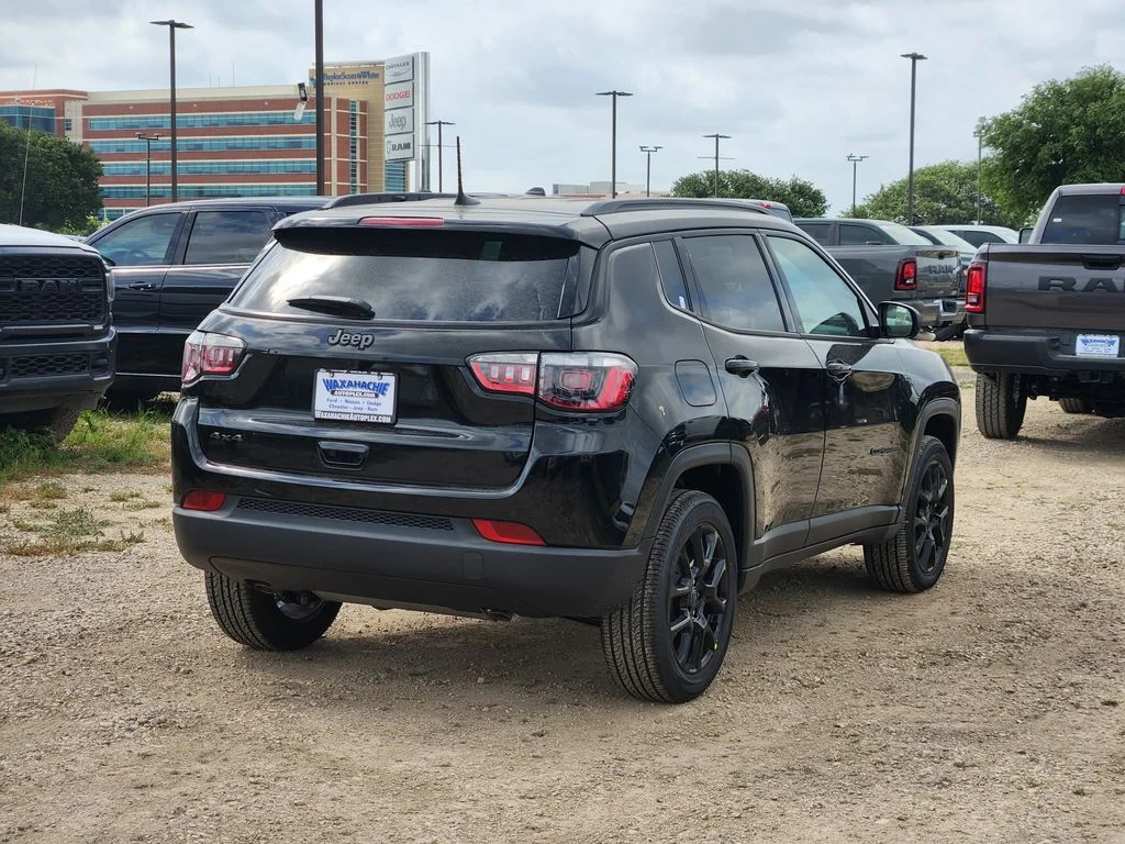 New 2026 Diamond Black Crystal Pearl-Coat Exterior Paint Jeep Latitude image 4