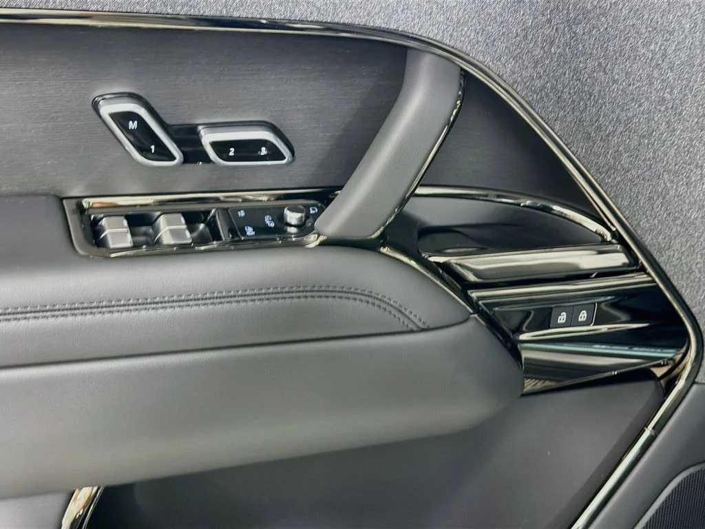 New 2026 Carpathian Grey Land Rover Dynamic SE image 18