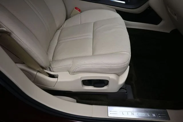 Used 2019 Burgundy Velvet Metallic Tinted Clearcoat Lincoln Reserve image 33