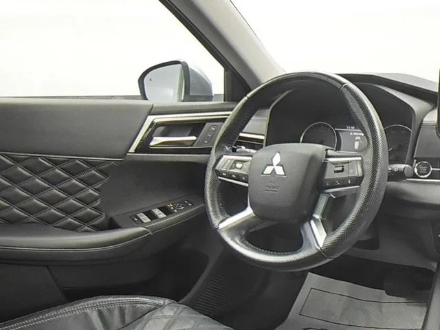 Used 2022  Mitsubishi SEL image 33