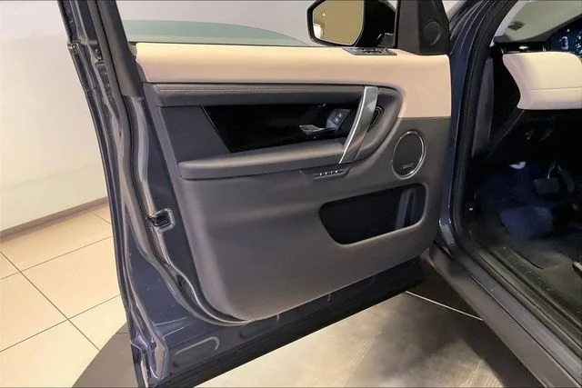 Used 2025 Blue Land Rover S image 25