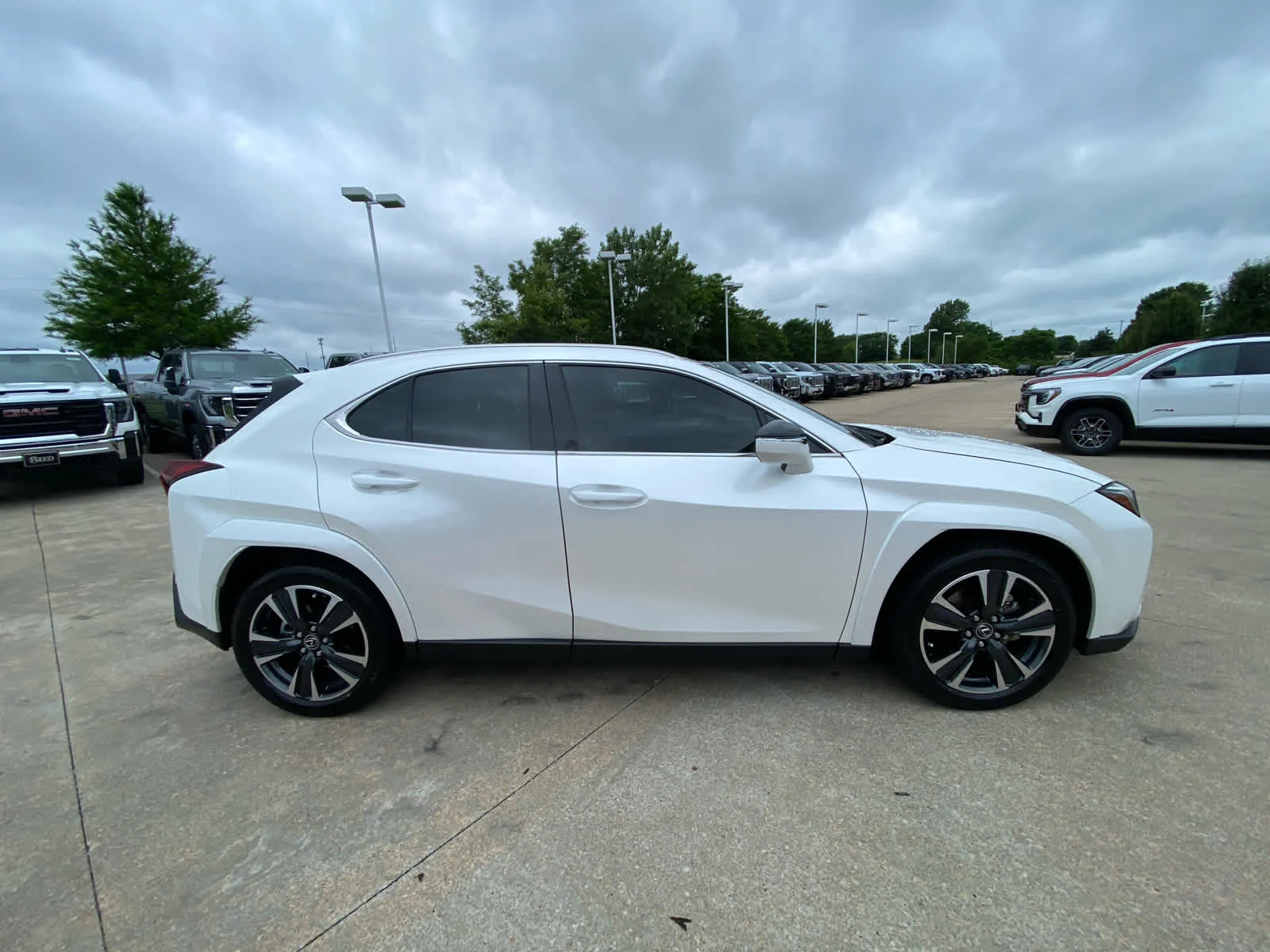 Used 2025  Lexus UX 300h image 3