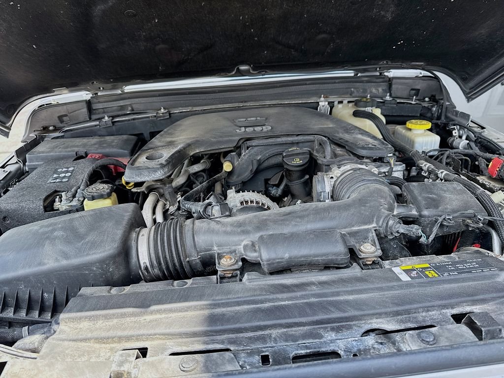 Used 2018 Silver Jeep Unlimited Sahara image 33