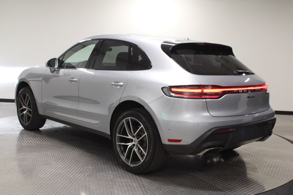 Used 2025  Porsche  image 3