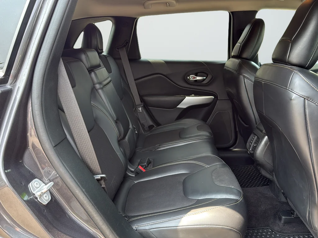Used 2018 Gray Jeep Latitude Plus image 22