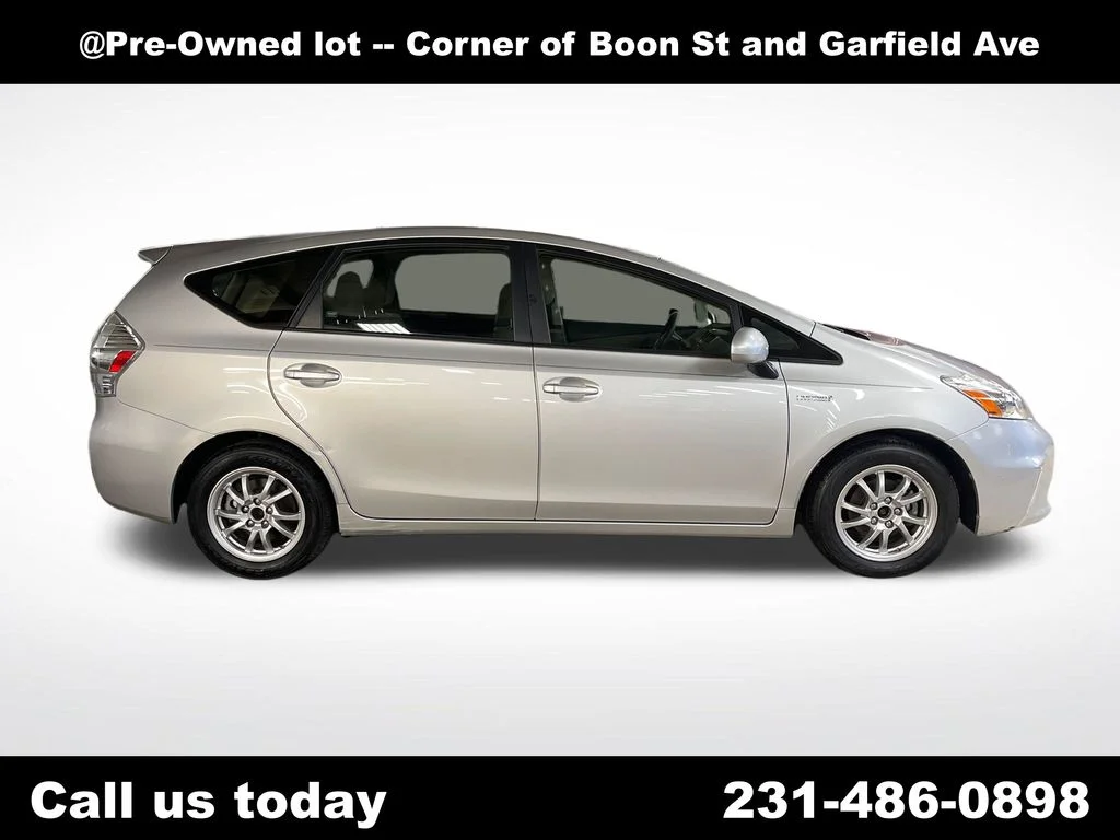 Used 2014 Silver Toyota Three image 6