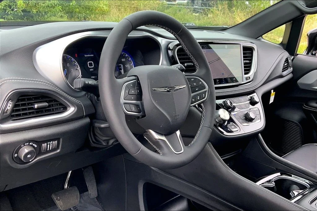 2026 Chrysler Pacifica Limited - Photo 13
