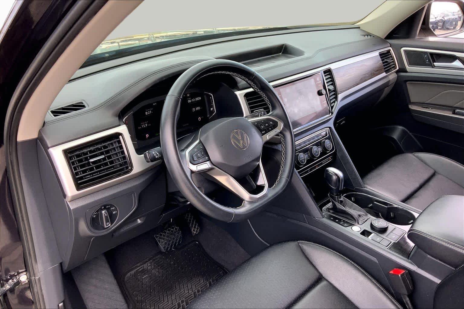 Used 2022 Deep Black Pearl Volkswagen 3.6L V6 SE w/Technology image 17