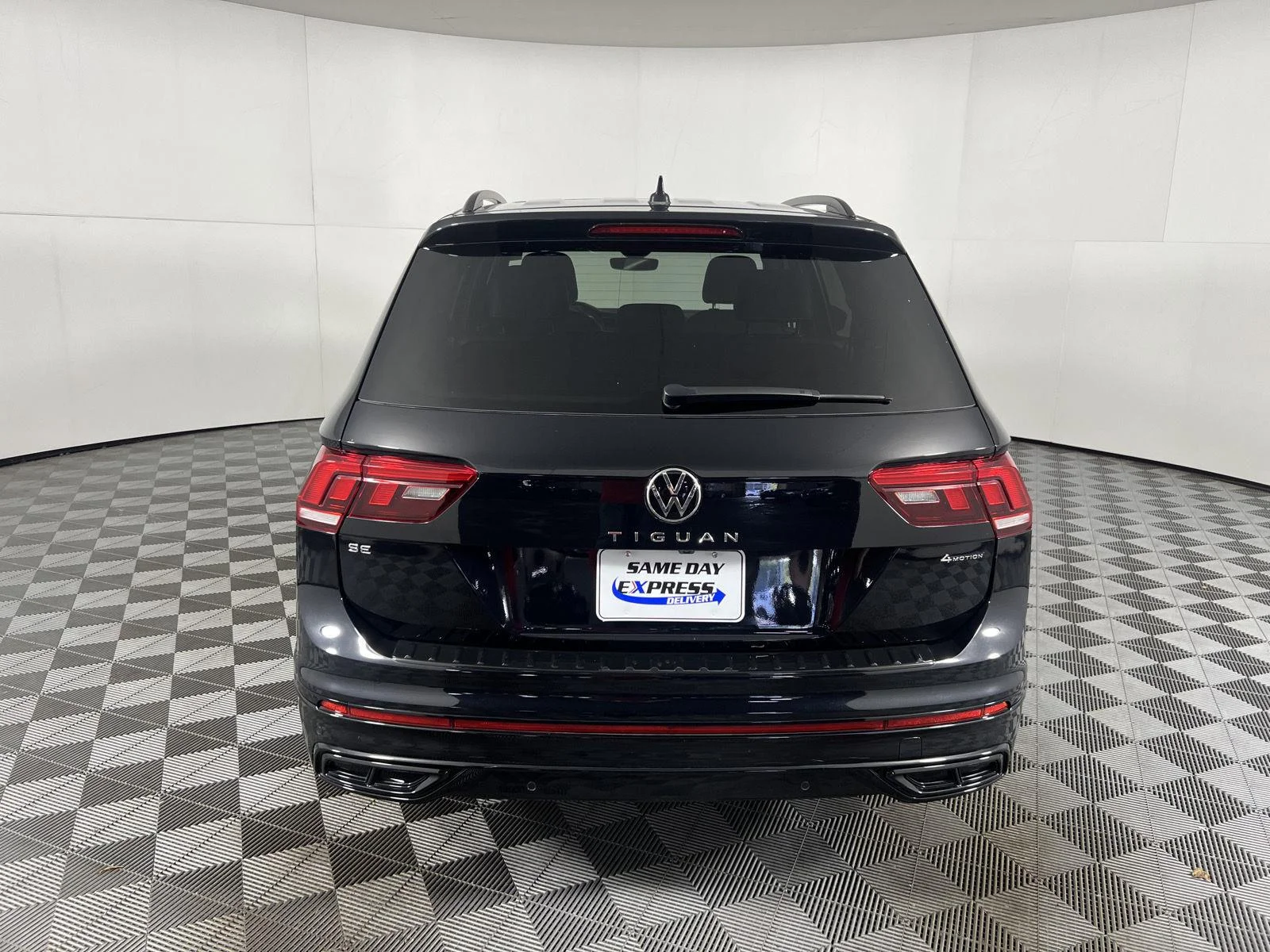 Used 2024  Volkswagen SE R-Line Black image 5