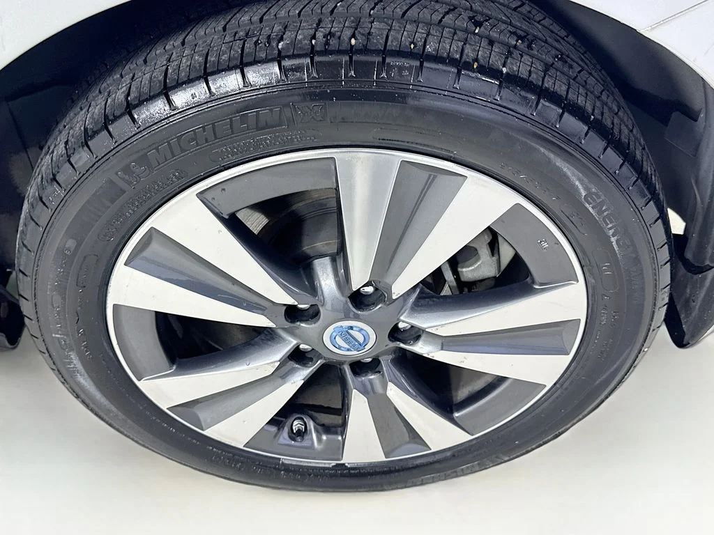 Used 2014 Brilliant Silver Nissan SL image 39