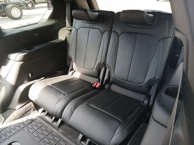 New 2026 Silver Zynith Exterior Paint Jeep Limited Reserve image 13