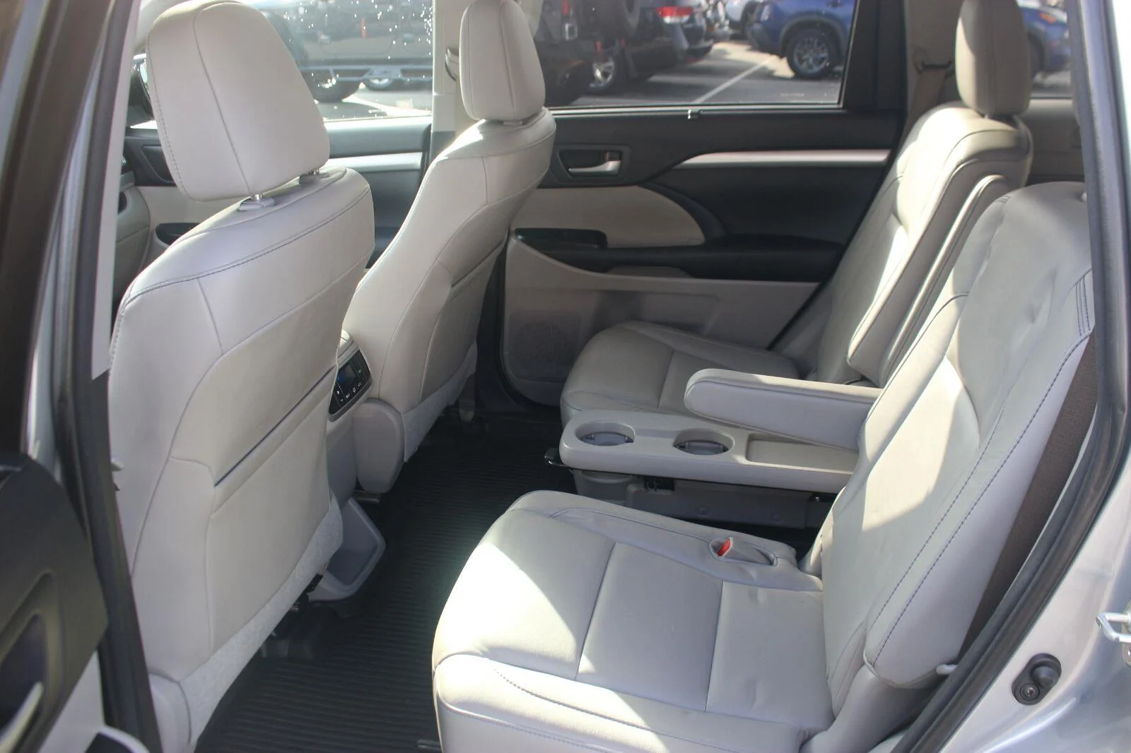 Used 2015  Toyota XLE image 31