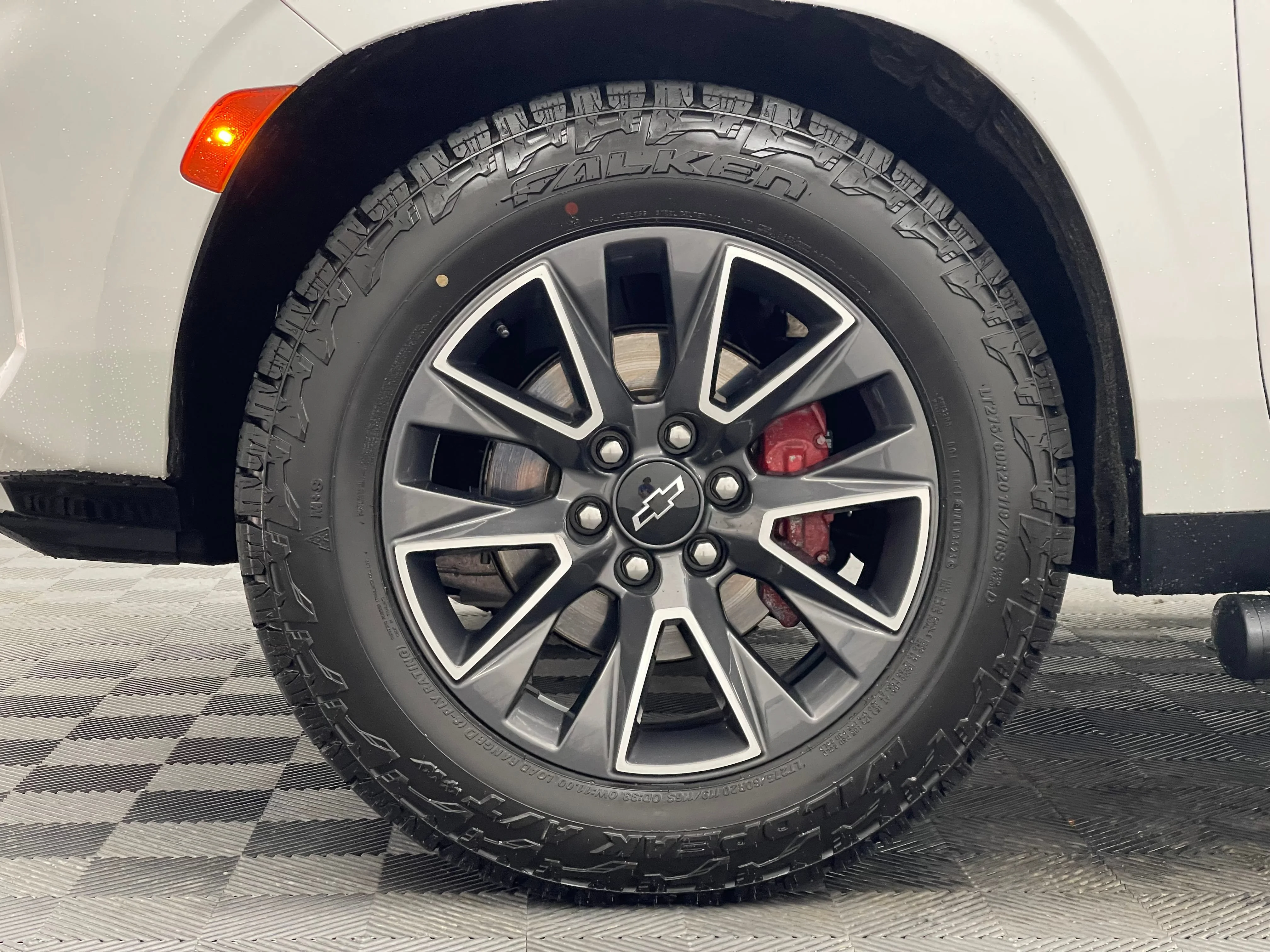 Used 2022 Iridescent Pearl Tricoat Chevrolet Z71 image 17