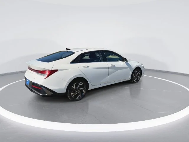 Used 2025 White Hyundai SEL Convenience image 8