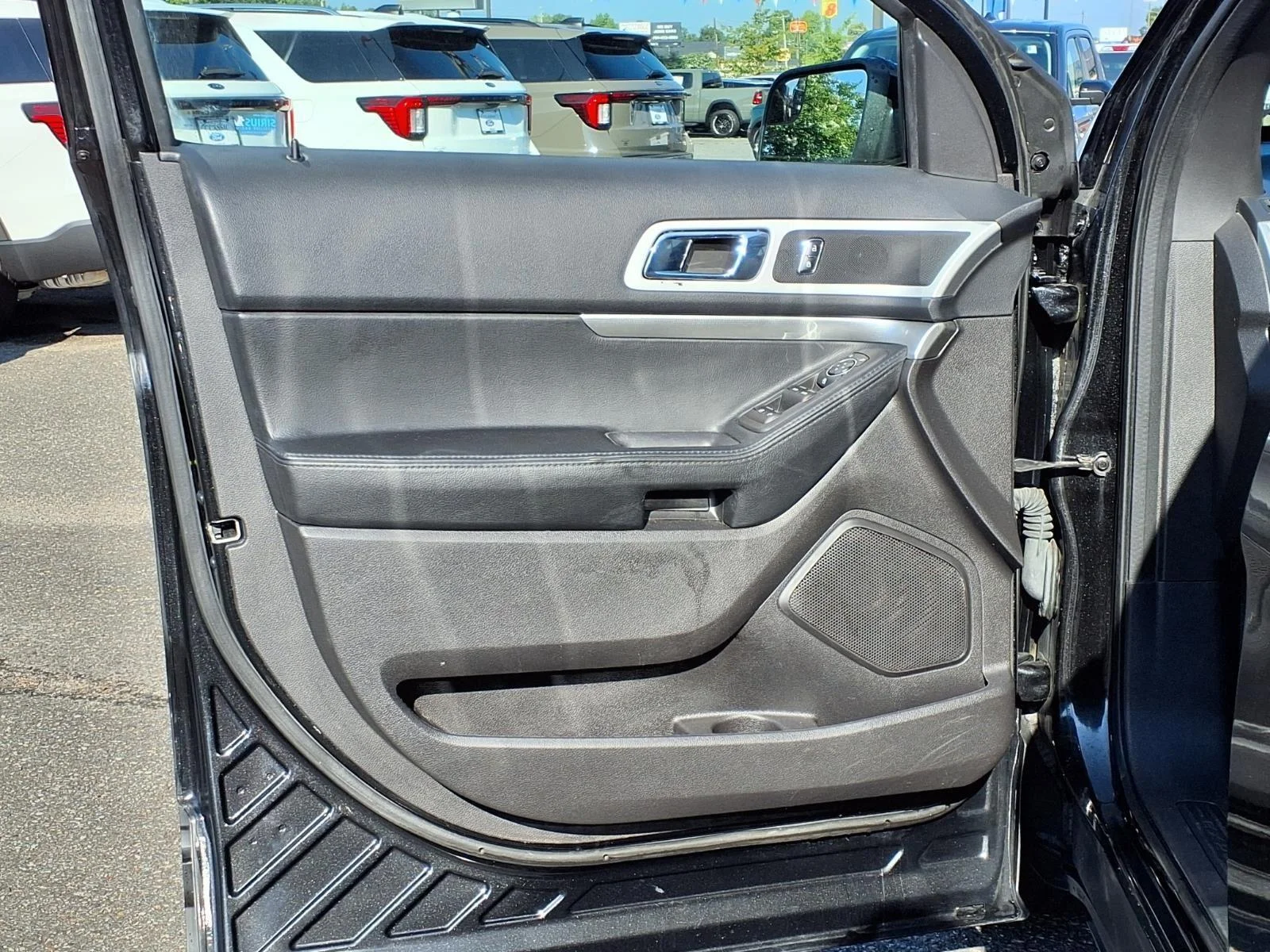 Used 2015 White Platinum Metallic Tri-Coat Ford XLT image 26
