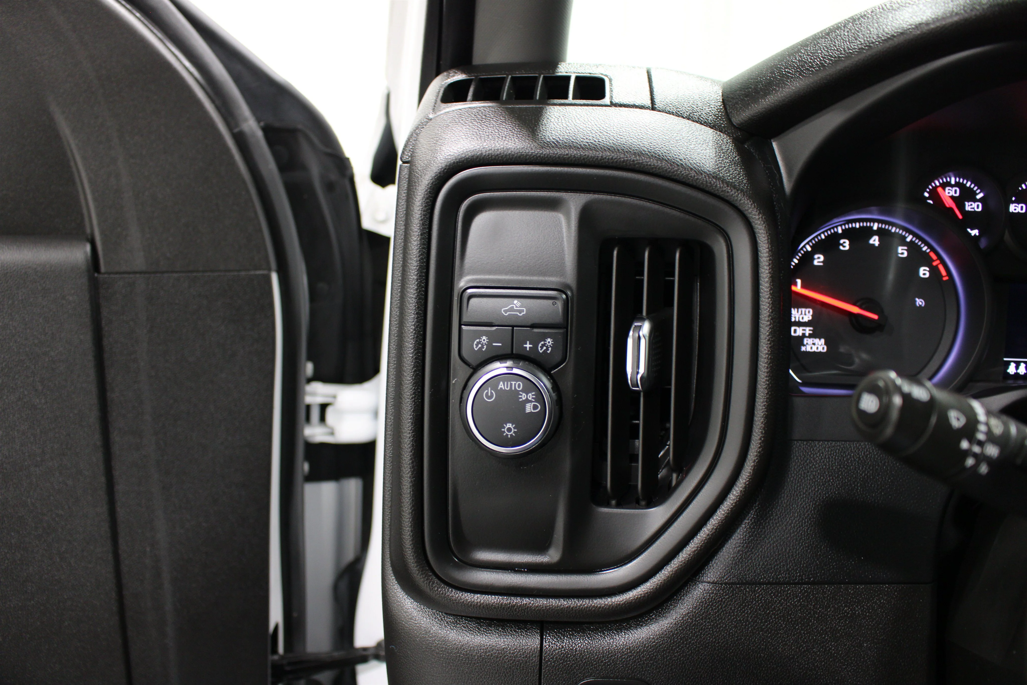 2024 Chevrolet Silverado 1500 Custom - Photo 9