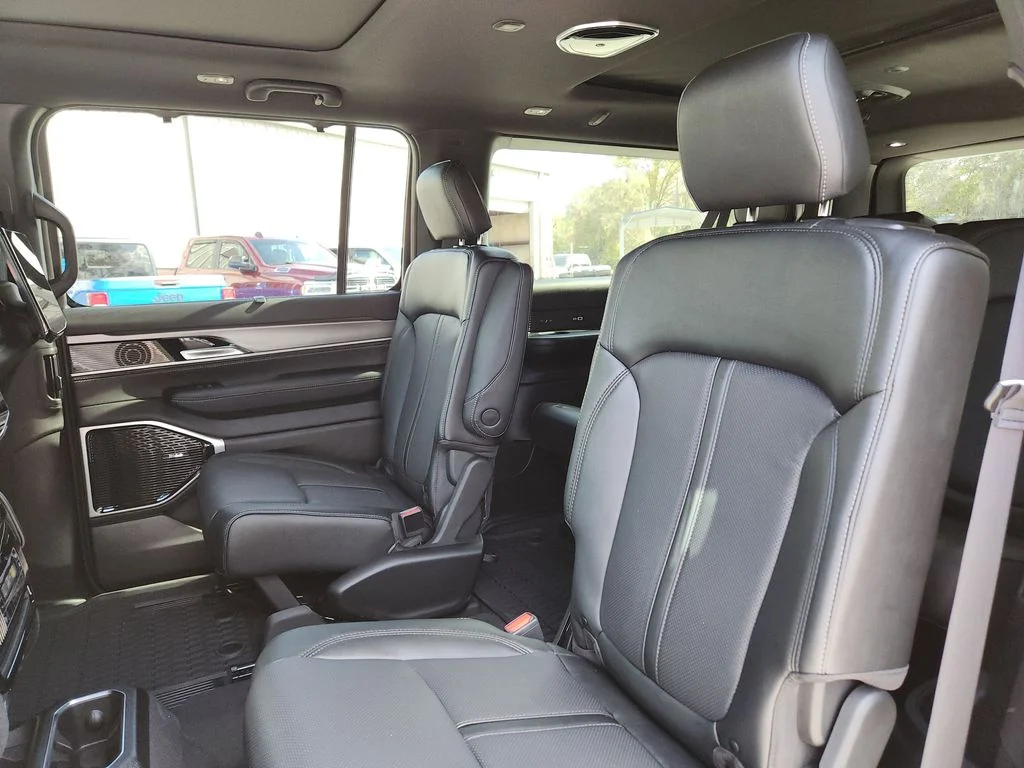 New 2026 Silver-Zynith Exterior Paint Jeep Limited Reserve image 18