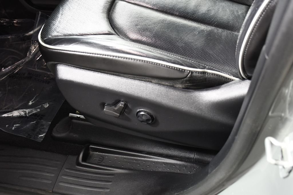 Used 2022 Ceramic Gray Clearcoat Chrysler Limited image 16