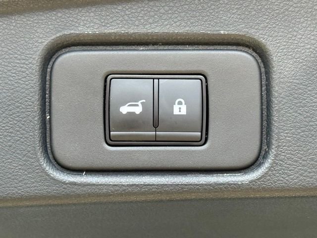 Used 2025 Everest White Pearl Tricoat Nissan SL image 37