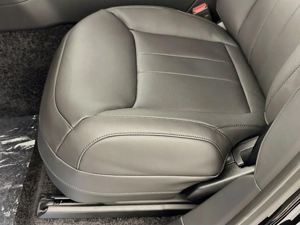New 2027 Santorini Black Land Rover SE image 20