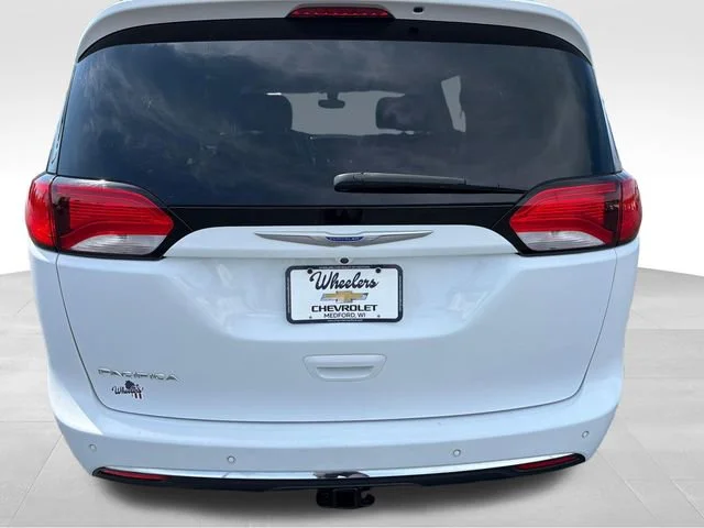 Used 2018 White Chrysler Touring L Plus image 4