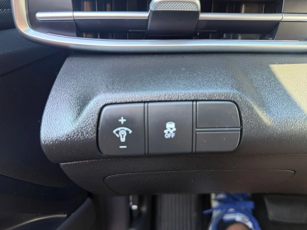 Used 2025 Red Hyundai SEL Convenience image 37