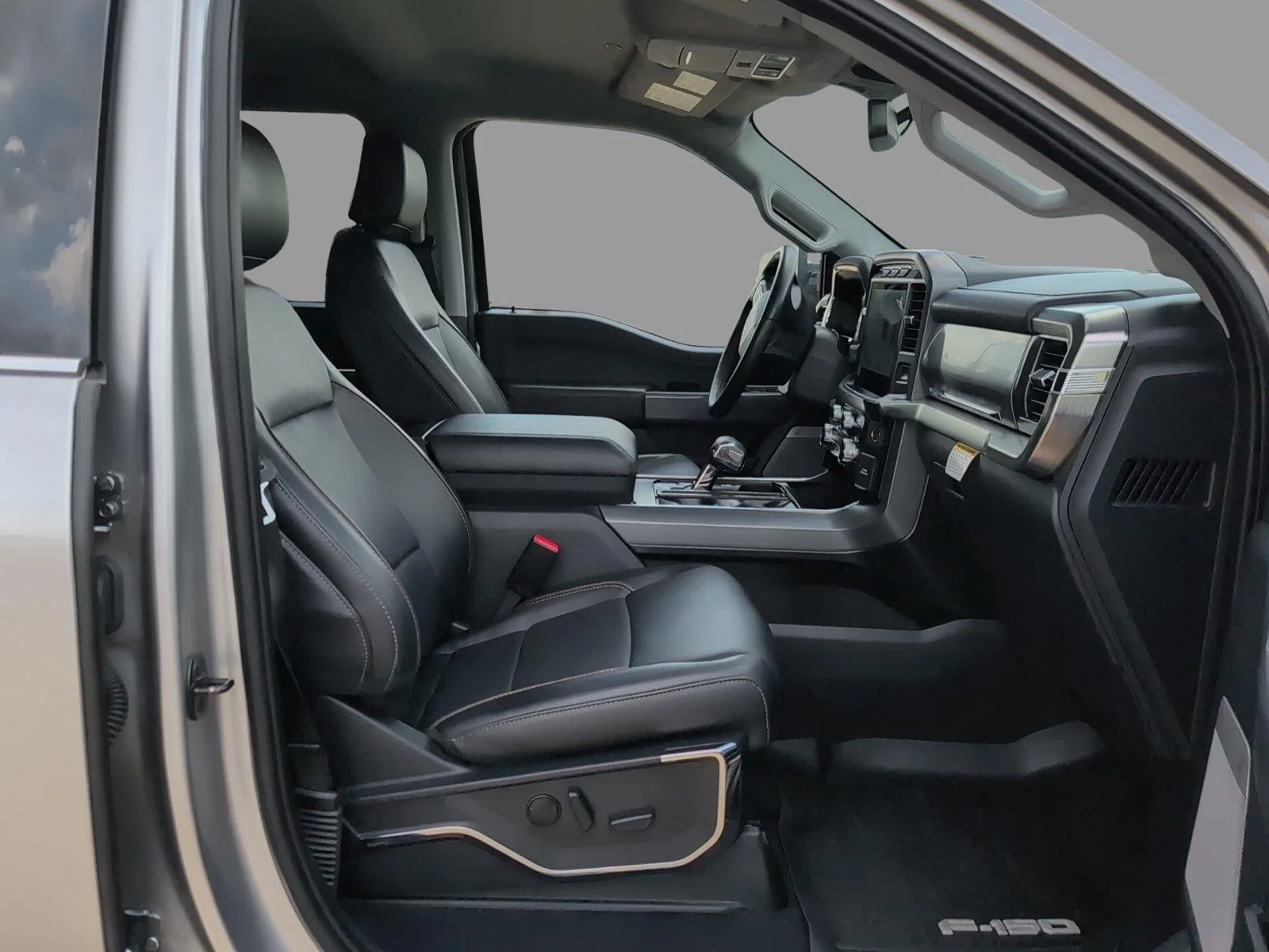 Used 2023 Iconic Silver Metallic Ford LARIAT image 23