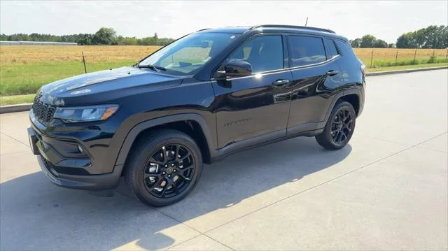 New 2026 Diamond Black Crystal Pearl-Coat Exterior Paint Jeep Latitude image 4