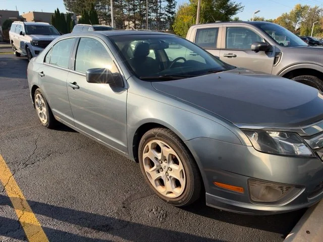 Used 2011 Blue Ford SE image 3