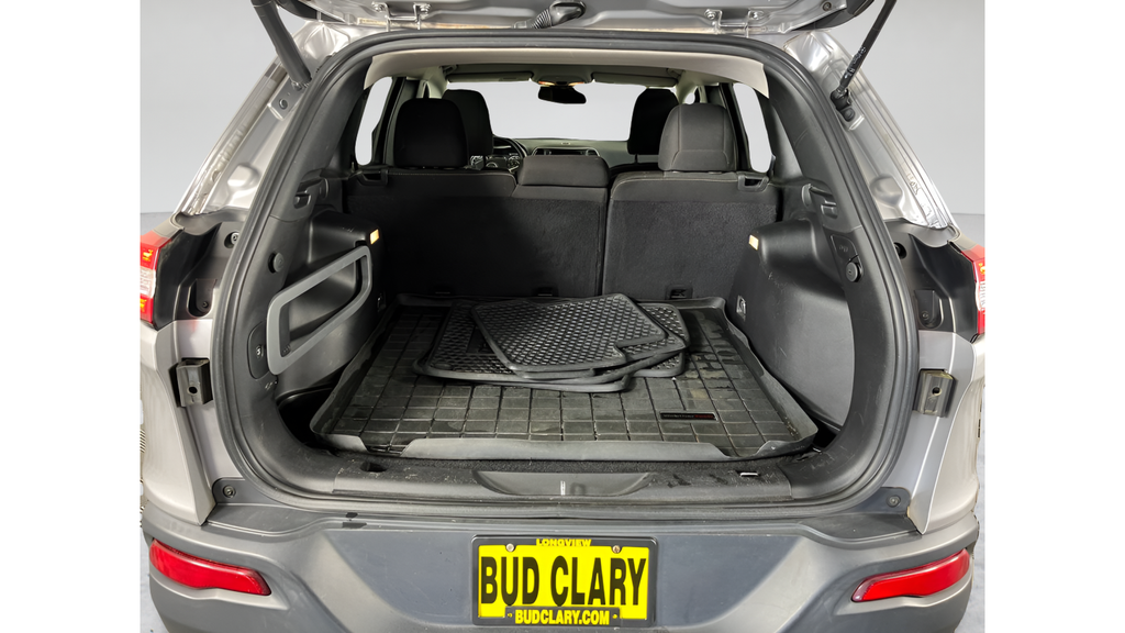 Used 2016 Billet Silver Metallic Jeep Latitude image 21