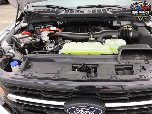 New 2025 Oxford White Ford XLT image 21