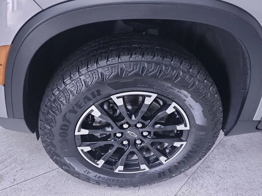 Used 2025 Gray Chevrolet Z71 image 10