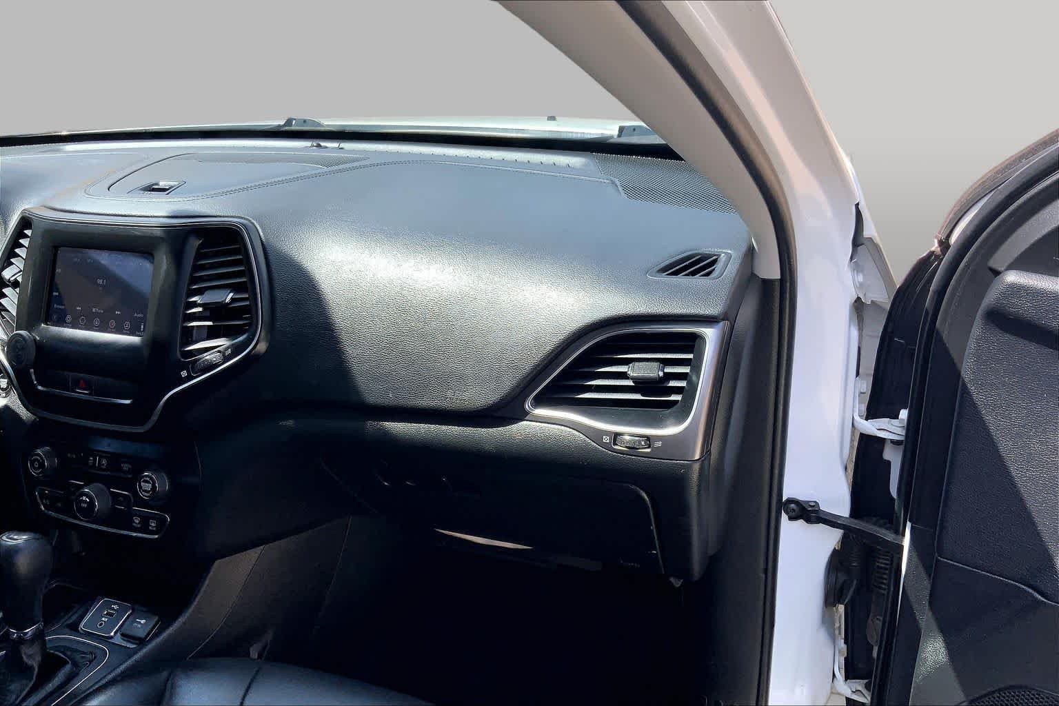 Used 2019 Bright White Clearcoat Jeep Latitude Plus image 19