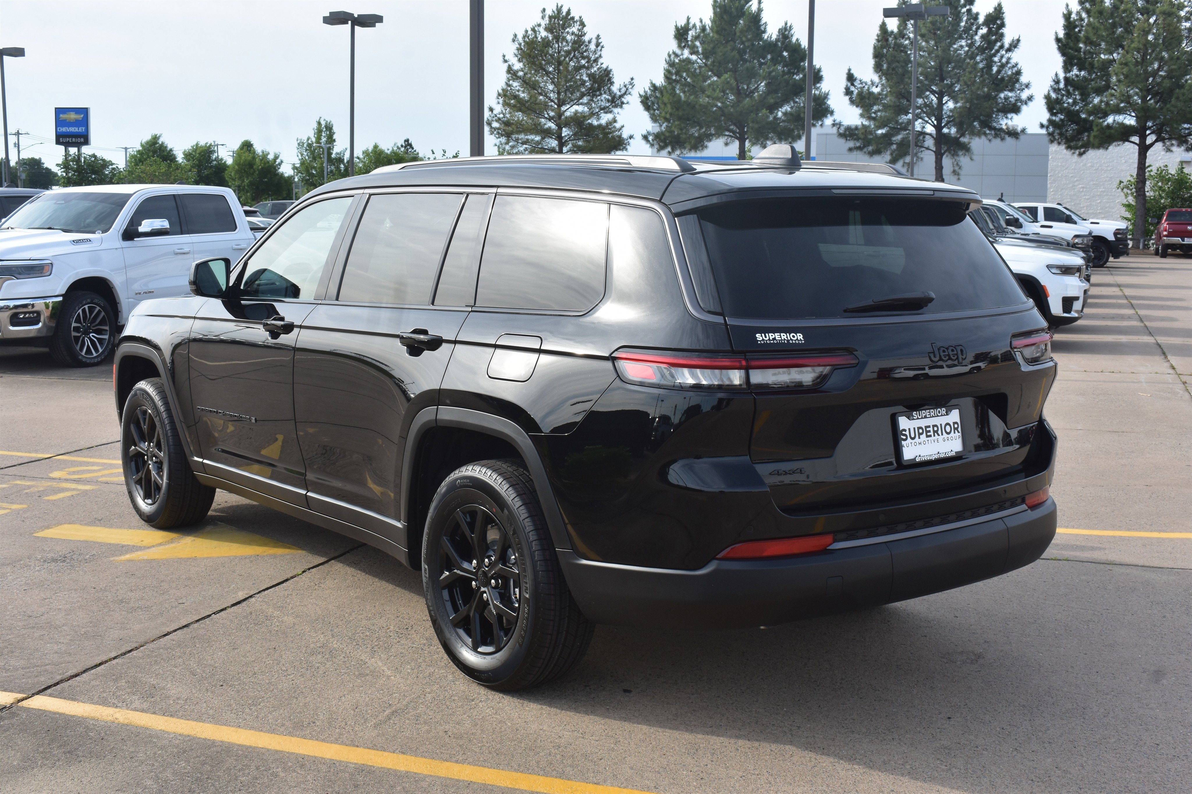 New 2026 Diamond Black Crystal Pearl-Coat Exterior Paint Jeep Laredo Altitude image 8