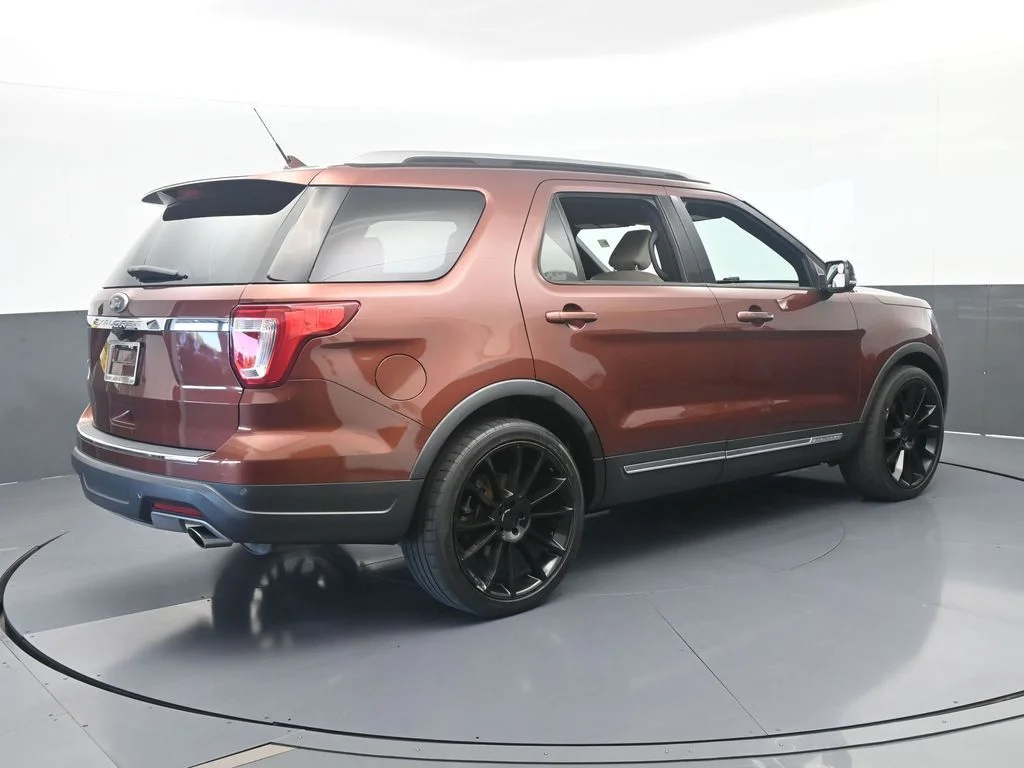 Used 2018 Cinnamon Glaze Metallic Ford XLT image 6