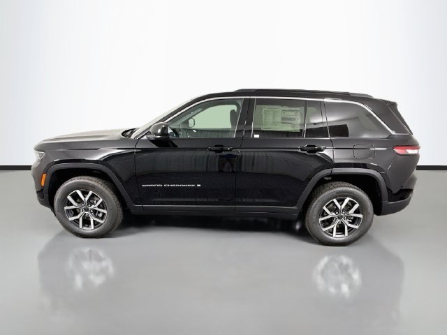 New 2027 High-Gloss Black Paint Jeep Laredo X image 4
