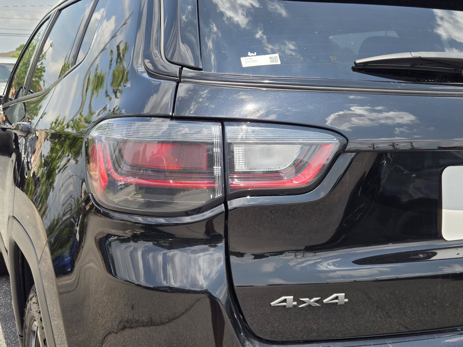 Used 2025 Diamond Black Crystal Pearlcoat Jeep Trailhawk image 8