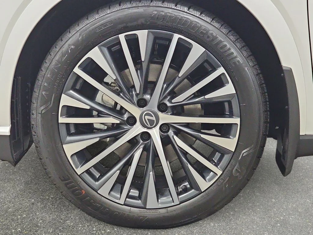 New 2026 Eminent White Pearl Lexus PREMIUM PLUS image 31