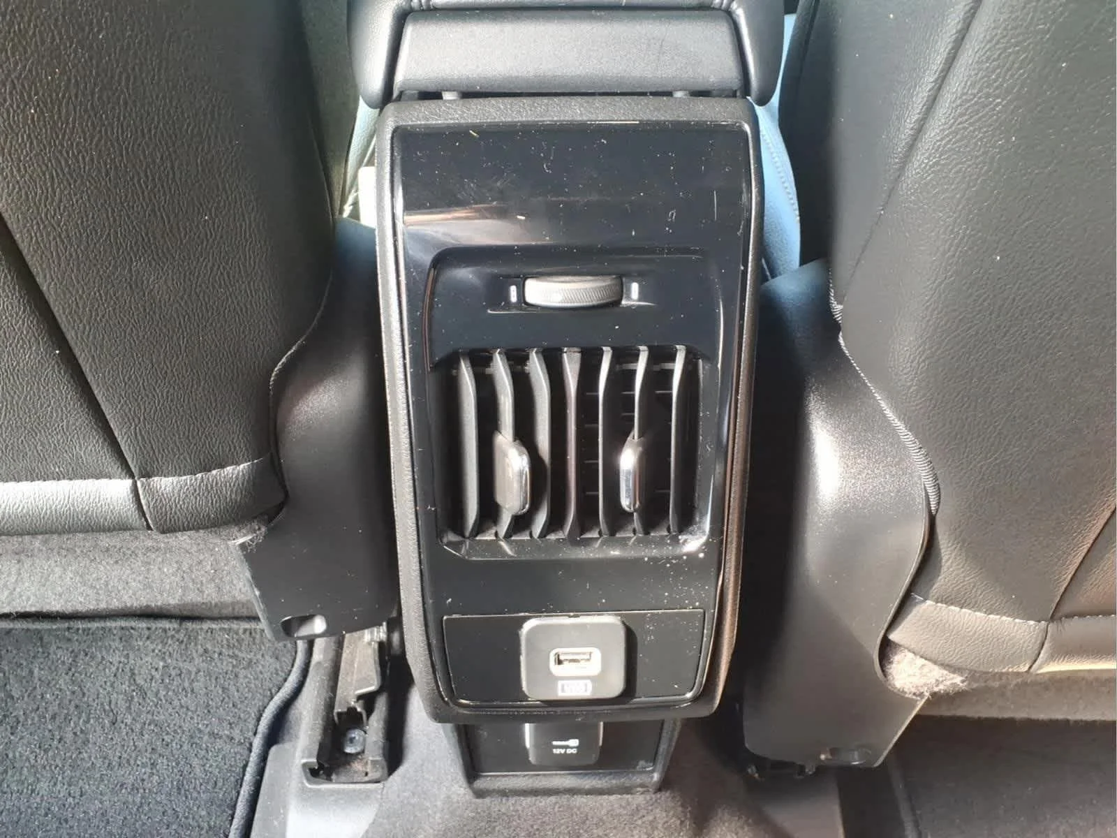 Used 2024 Diamond Black Crystal Pearlcoat Jeep Latitude Lux image 30