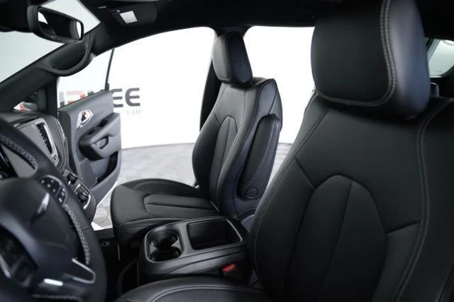 2025 Chrysler Pacifica Select - Photo 19