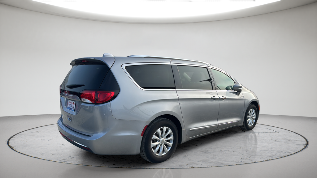 Used 2018 Silver Chrysler Touring L image 5