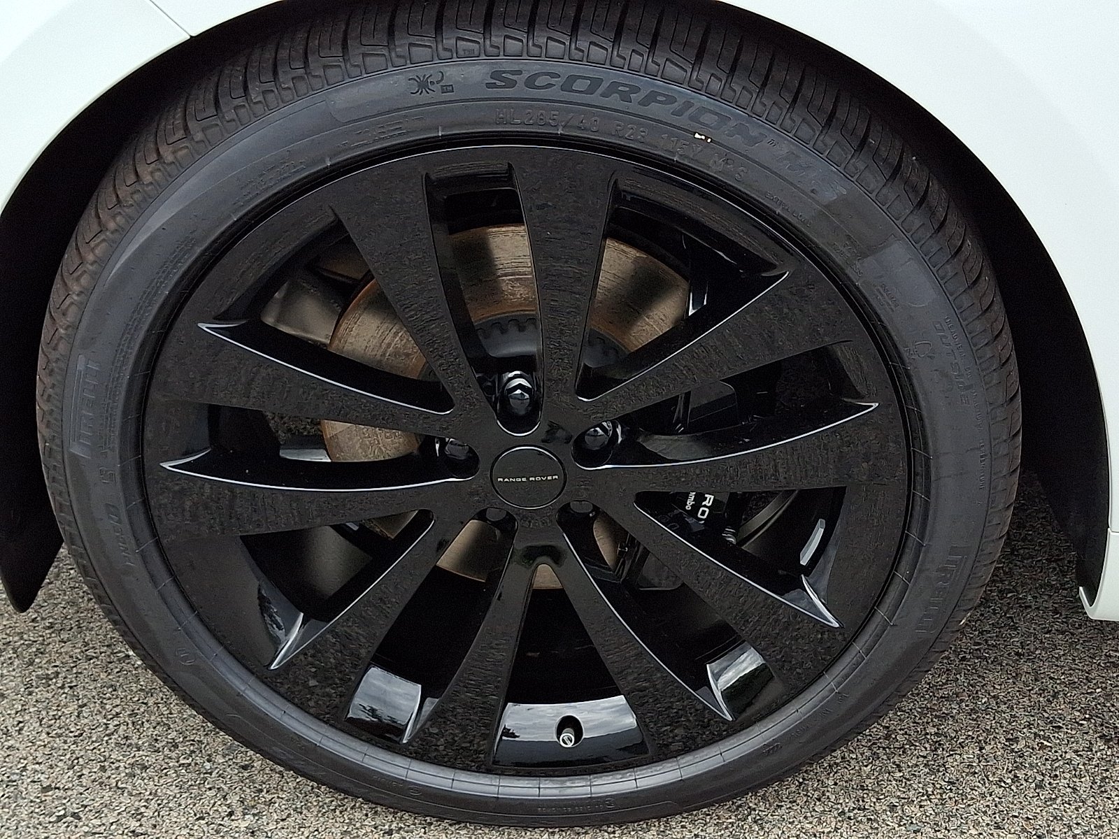 New 2026 Fuji White LAND ROVER Dynamic SE image 9