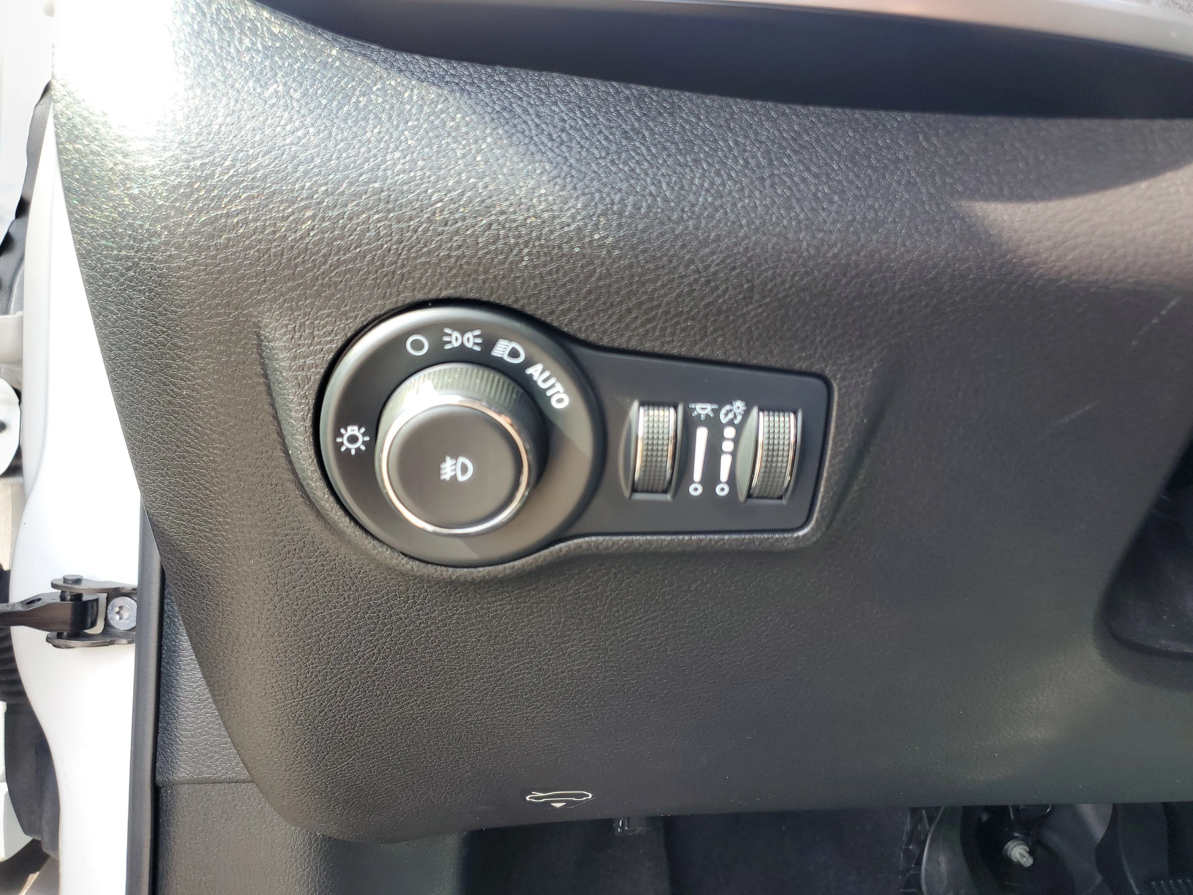 Used 2024 White Jeep Latitude image 23
