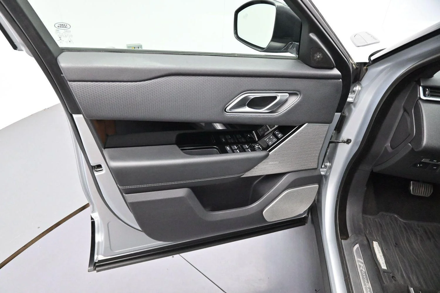 Used 2020 Silicon Silver Premium Metallic Land Rover R-Dynamic S image 9