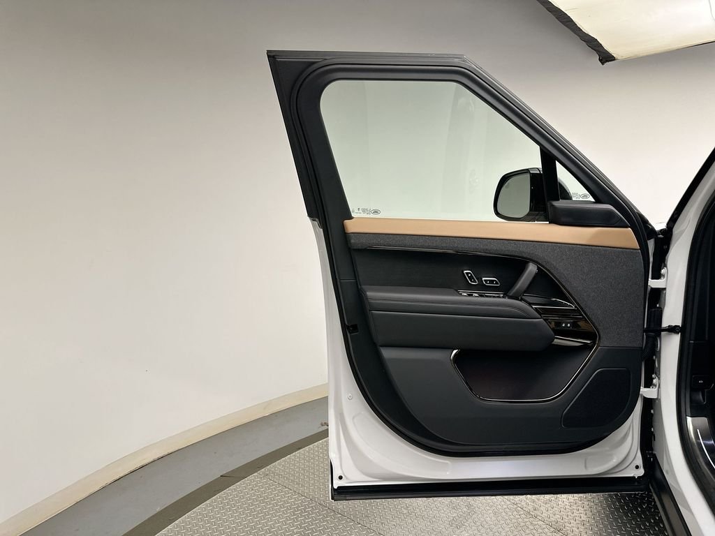 New 2026 Fuji White Land Rover Dynamic SE image 9
