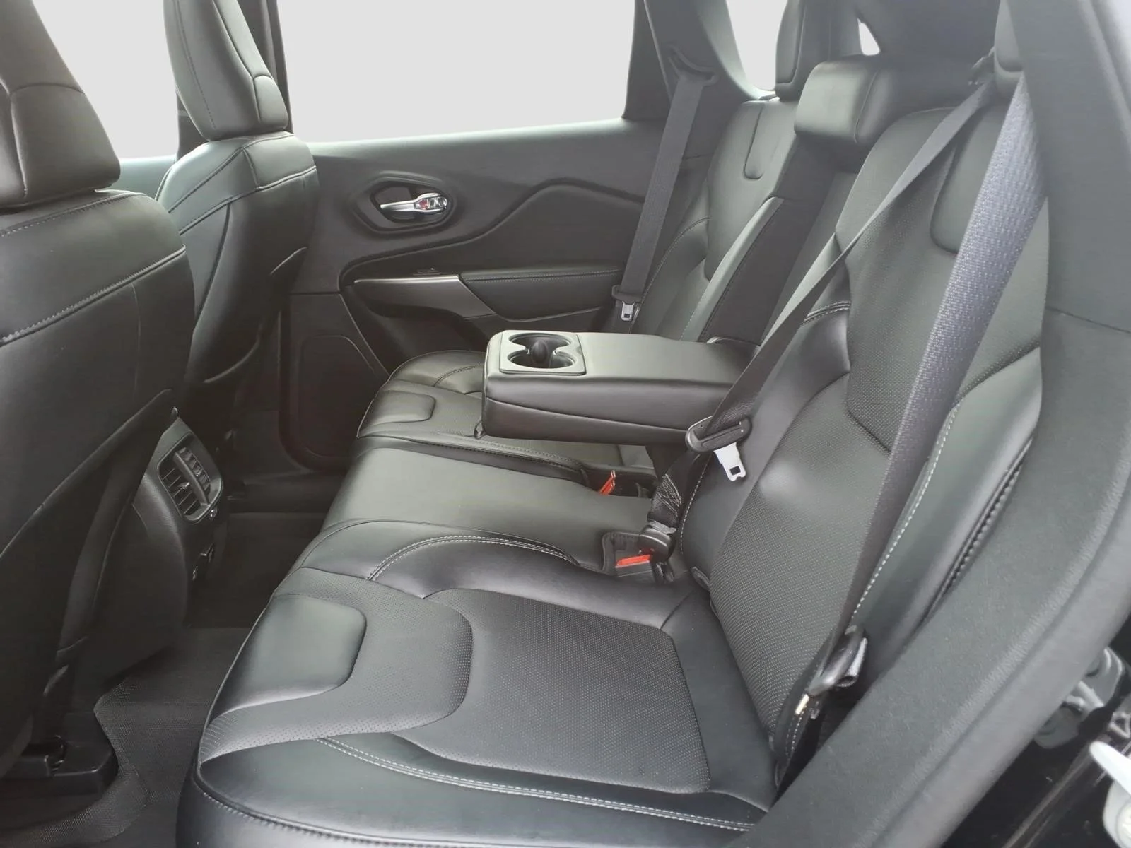 Used 2022 Diamond Black Crystal Pearlcoat Jeep Latitude Lux image 14
