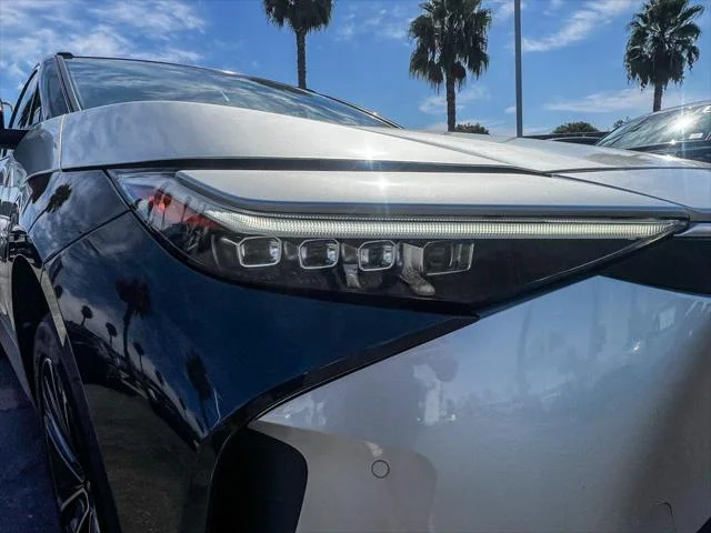 Certified Used 2023 ELEMENTAL SILVER MET Toyota  image 7